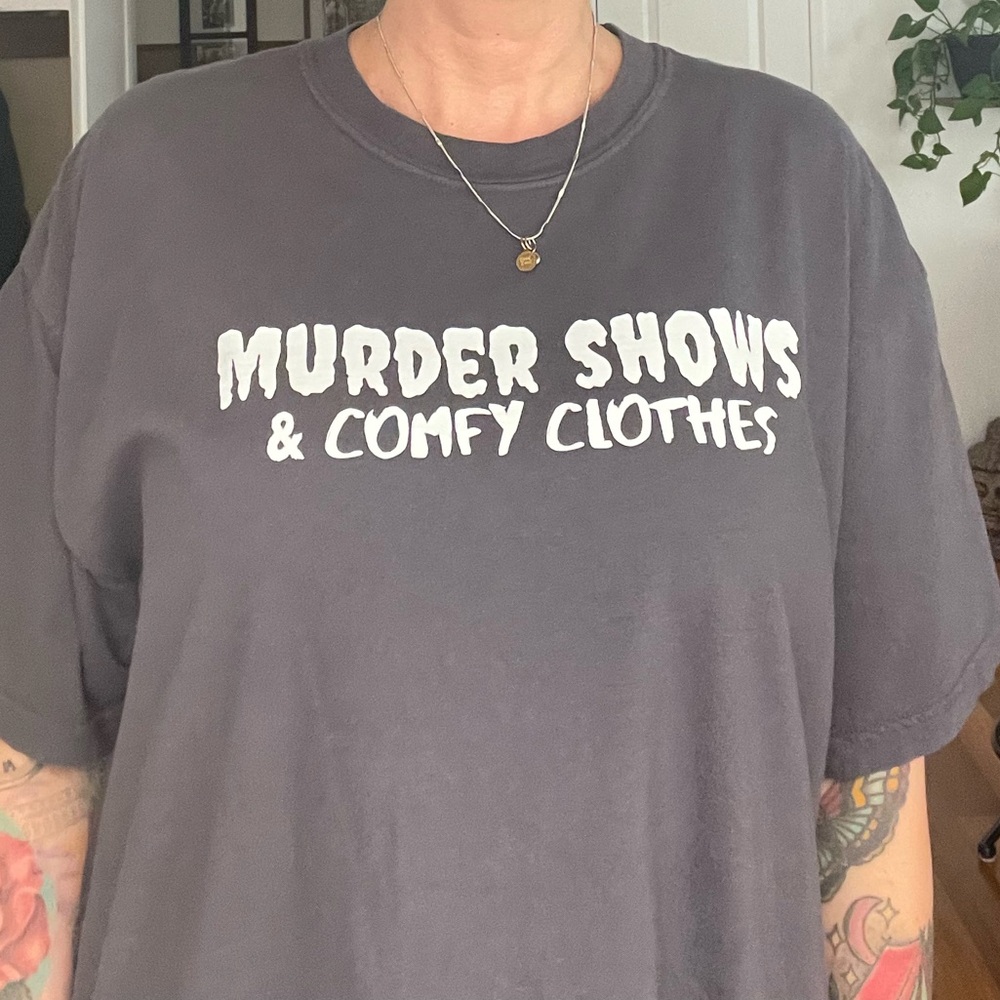 Graphic Tee "Murder Shows & Comfy Clothes" - Charcoal